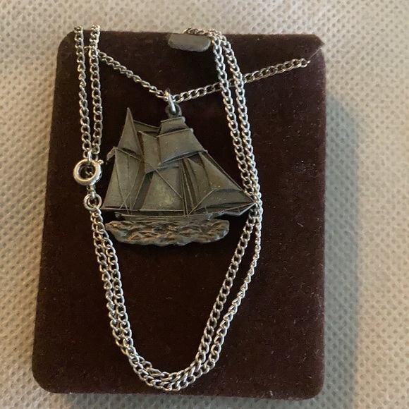 🏴‍☠️ Vintage Ship Pendent with chain - Picture 3 of 6